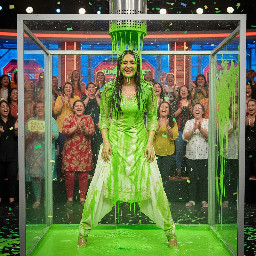 kareena kapoor wearing salwar kameez and high heels gets a large amount of gunge all over her hair and outfit only.
