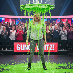 Girl blond hair 30 years glasses 1.74 light grey hoodie grey pants black boots