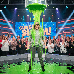 Girl blond hair 25 years glasses 1.74 light grey hoodie grey pants black boots small body