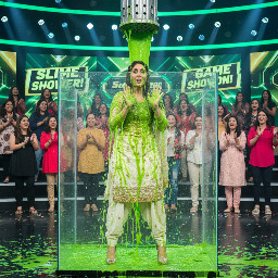 kareena kapoor wearing salwar kameez and high heels gets a large amount of gunge all over her hair and outfit only.