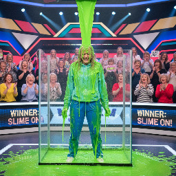 Blond girl bleu pants light bleu hoodie white sneakers